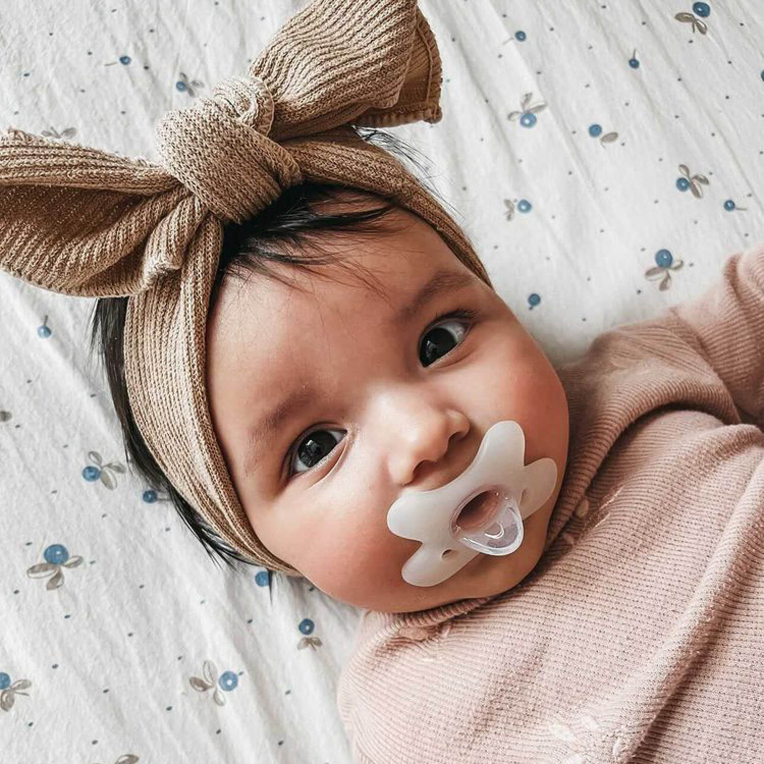 Baby met Difrax Natural siliconen fopspeen 0-6 maanden peach - vlindervorm schildje laat neusje vrij voor comfortabel zuig