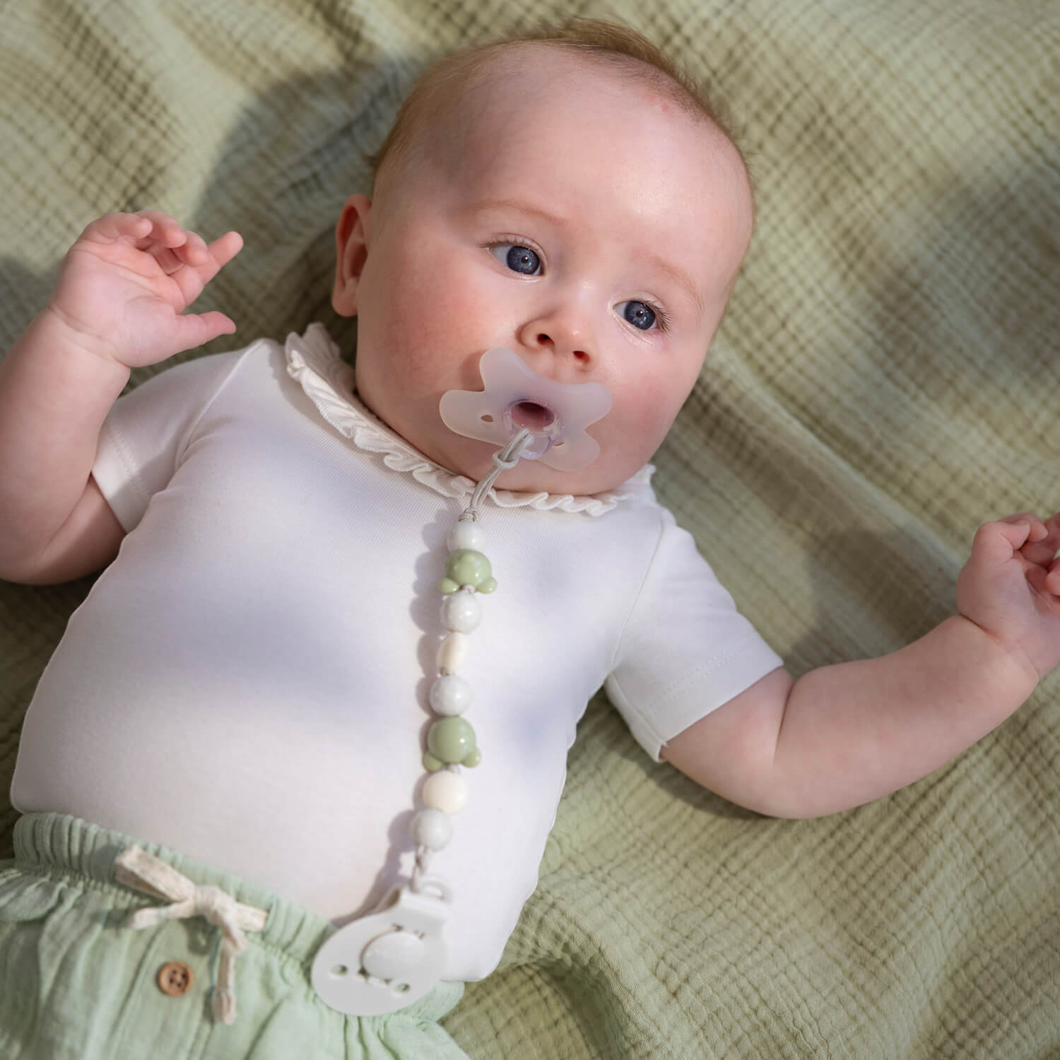 Baby met fopspeen en Speenkoord Bears, veilig en praktisch speenkoord om de speen altijd bij de hand te houden