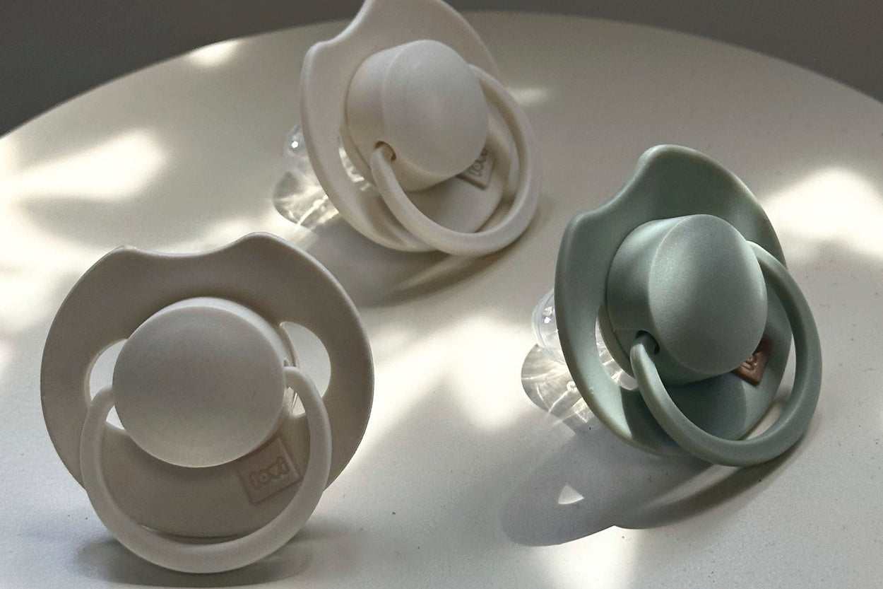 Trois tétines de la collection Prime en couleurs Coconut et Pistachio, adaptées pour bébé