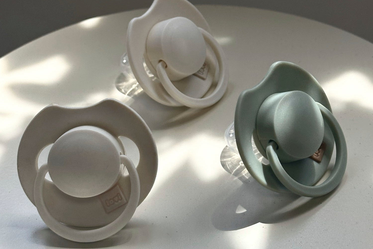 Trois tétines de la collection Prime en couleurs Coconut et Pistachio, adaptées pour bébé