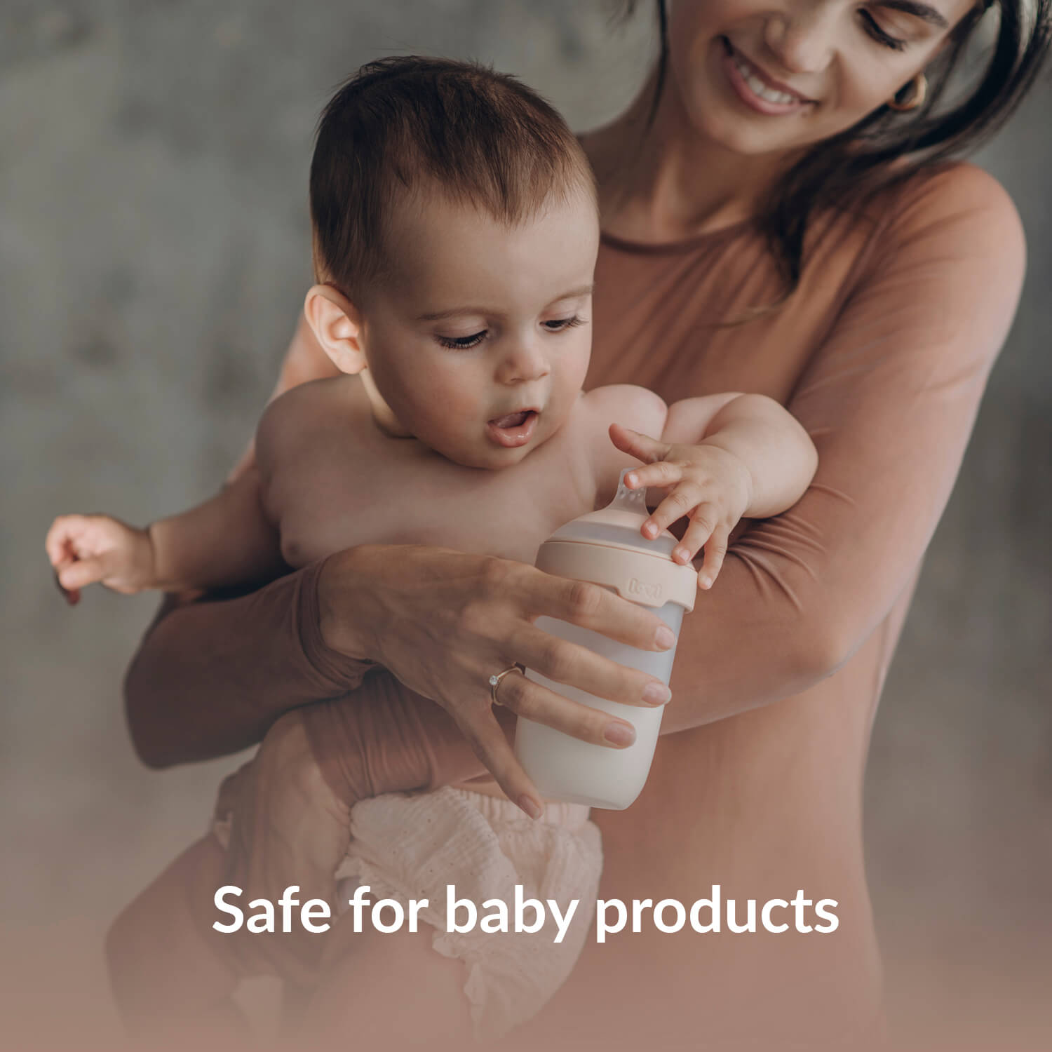 USP tekst "Veilig voor baby producten" met een ambience beeld van een moeder met kind, die een Mammafeel babyfles vasthoudt. 