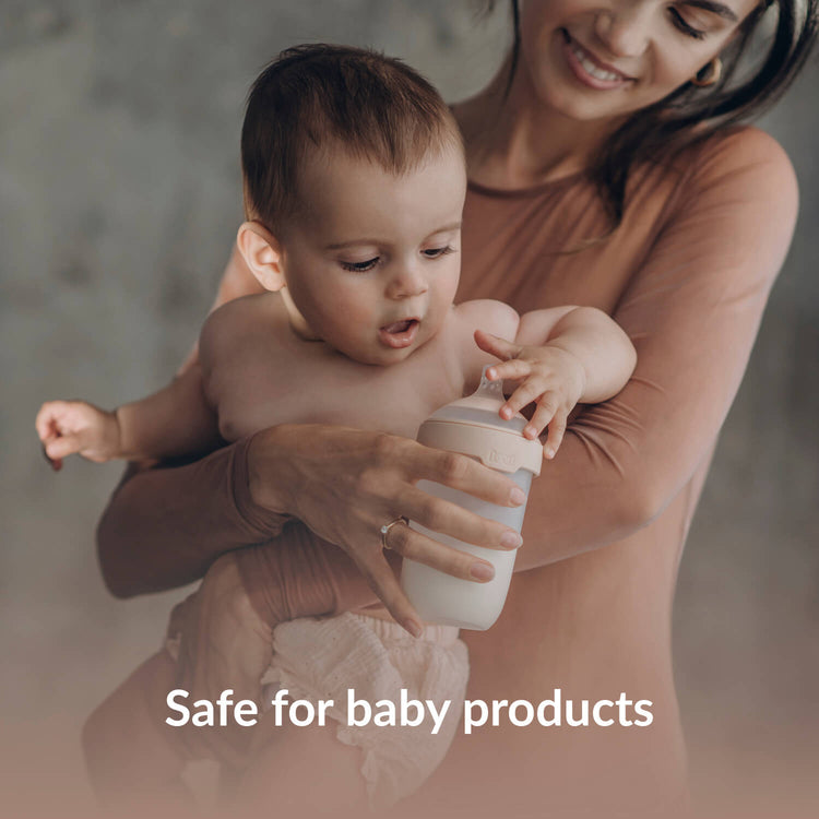 USP tekst "Veilig voor baby producten" met een ambience beeld van een moeder met kind, die een Mammafeel babyfles vasthoudt. 