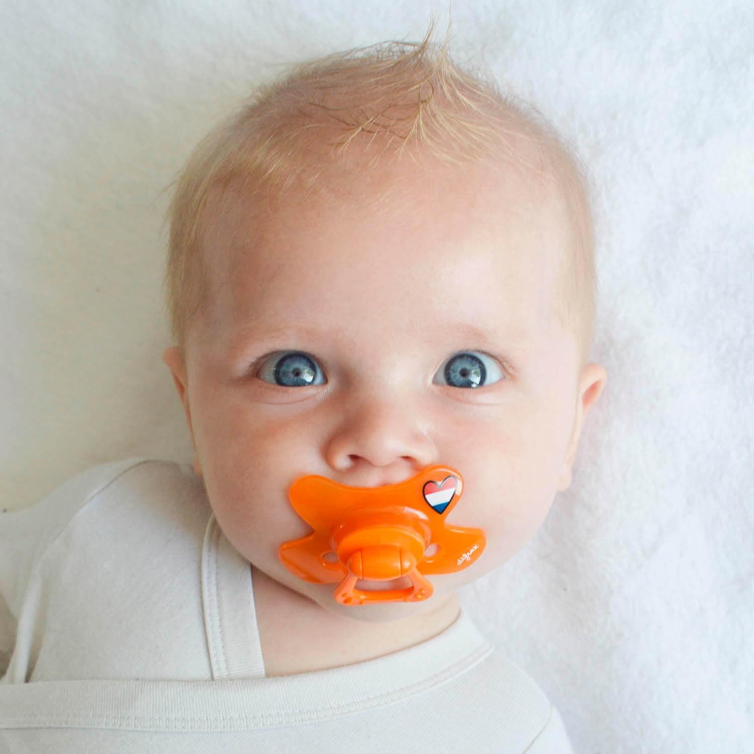 baby met oranje fopspeen