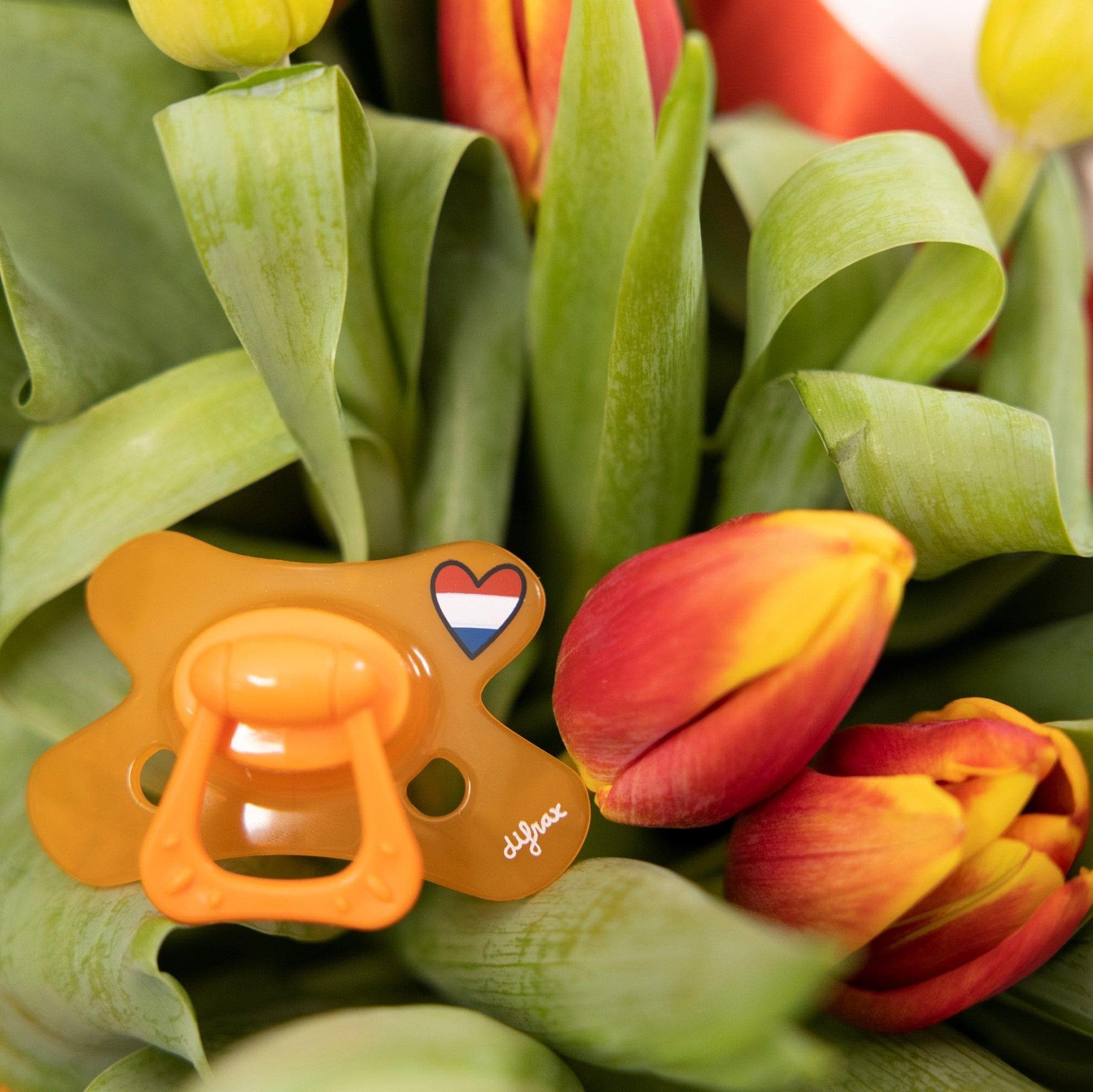 oranje fopspeen tussen hollandse tulpen